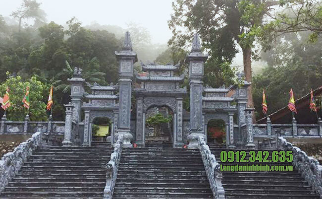 Cổng đền bằng đá
