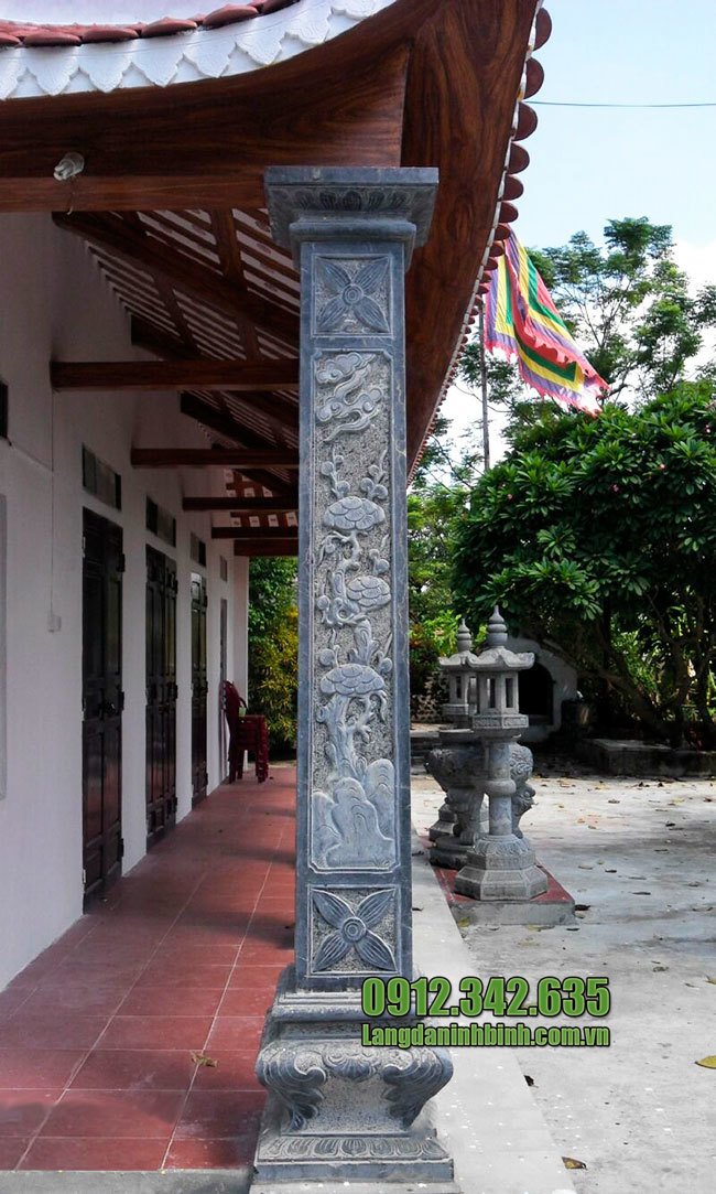 Cột hiên nhà chùa