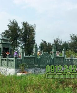 Khu lăng mộ đá xanh rêu