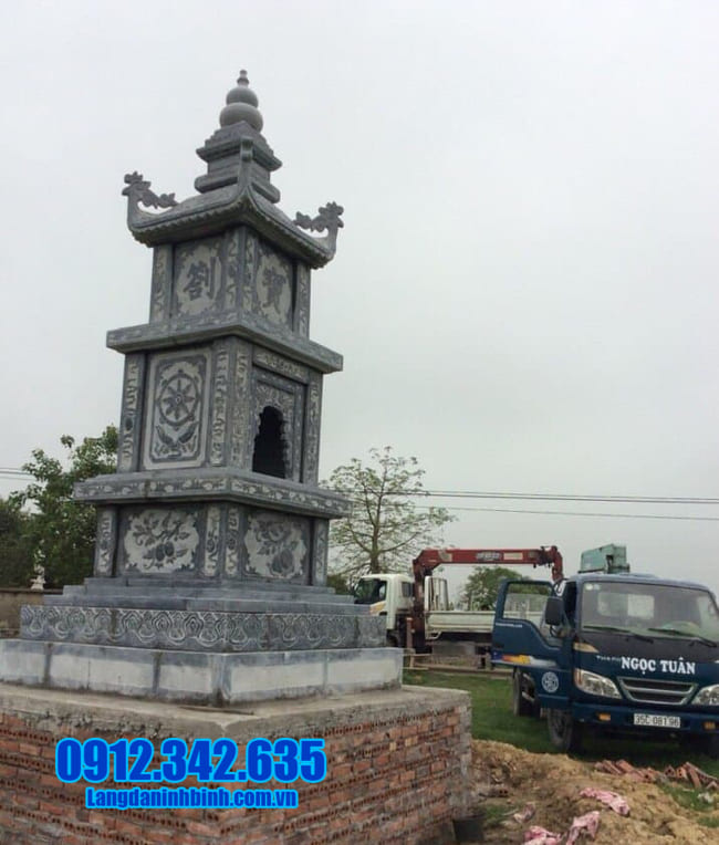 mẫu mộ đá hình tháp tại Huế