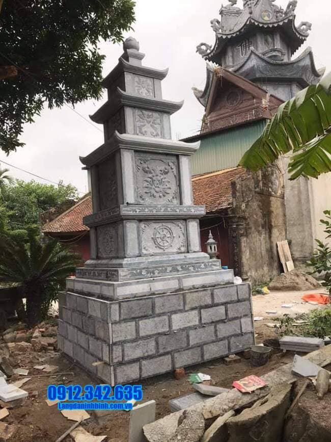 mộ tháp bằng đá tại Bình Phước